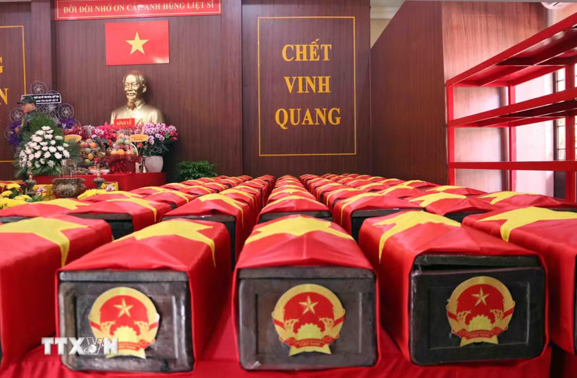 Hài cốt các anh hùng liệt sỹ sau khi được quy tập được quàn trang trọng tại Nhà tưởng niệm, chờ ngày trở về với gia đình, quê hương. (Ảnh: Xuân Khu/TTXVN)